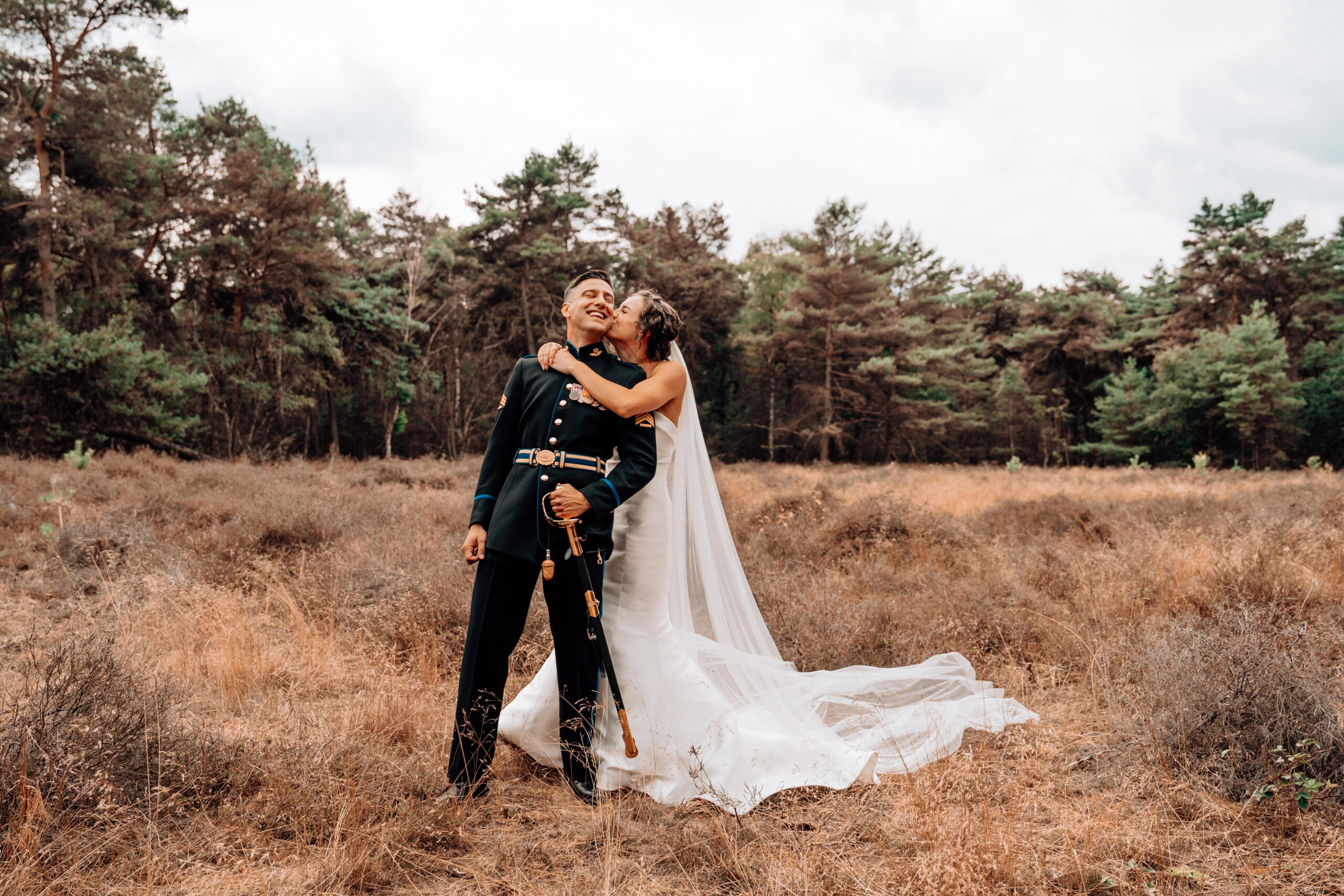 Huwelijksfotografie bij Van Loenen trouwfotografie in Mill, Noord-Brabant. Het huwelijk, diner en feest waren bij Kasteel Aldendriel